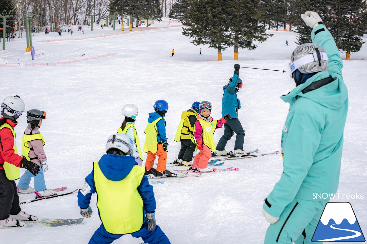 井山敬介さんと秋元日菜子さんのコンビは今年も健在！さらに、サプライズゲストも登場？！憧れのスキーヤーと一緒に雪と戯れ、『いちえ』の美味しいランチをいただく…。夢のようなイベント。めもるホールディングス presents プロスキーヤー・井山敬介さんと行く｜ダイナスティスキーリゾート